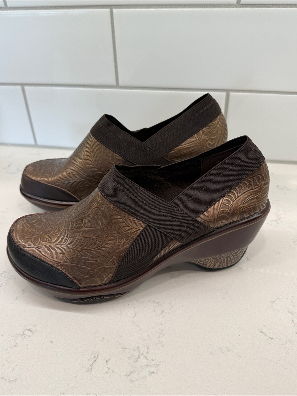 Jambu Cali embossed Women's Bronze Embossed Slip-On Wedge Shoes sz 8